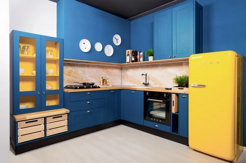 Кухня какая лучше фирма. Синие кухни. Яркая кухня. Синий кухонный гарнитур. Яркий кухонный гарнитур.