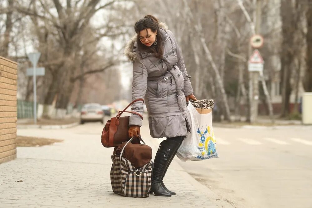 Московский выносить. Тяжелая сумка. Баба с сумками. Девушка несет тяжелую сумку. Женщина с сумкой.