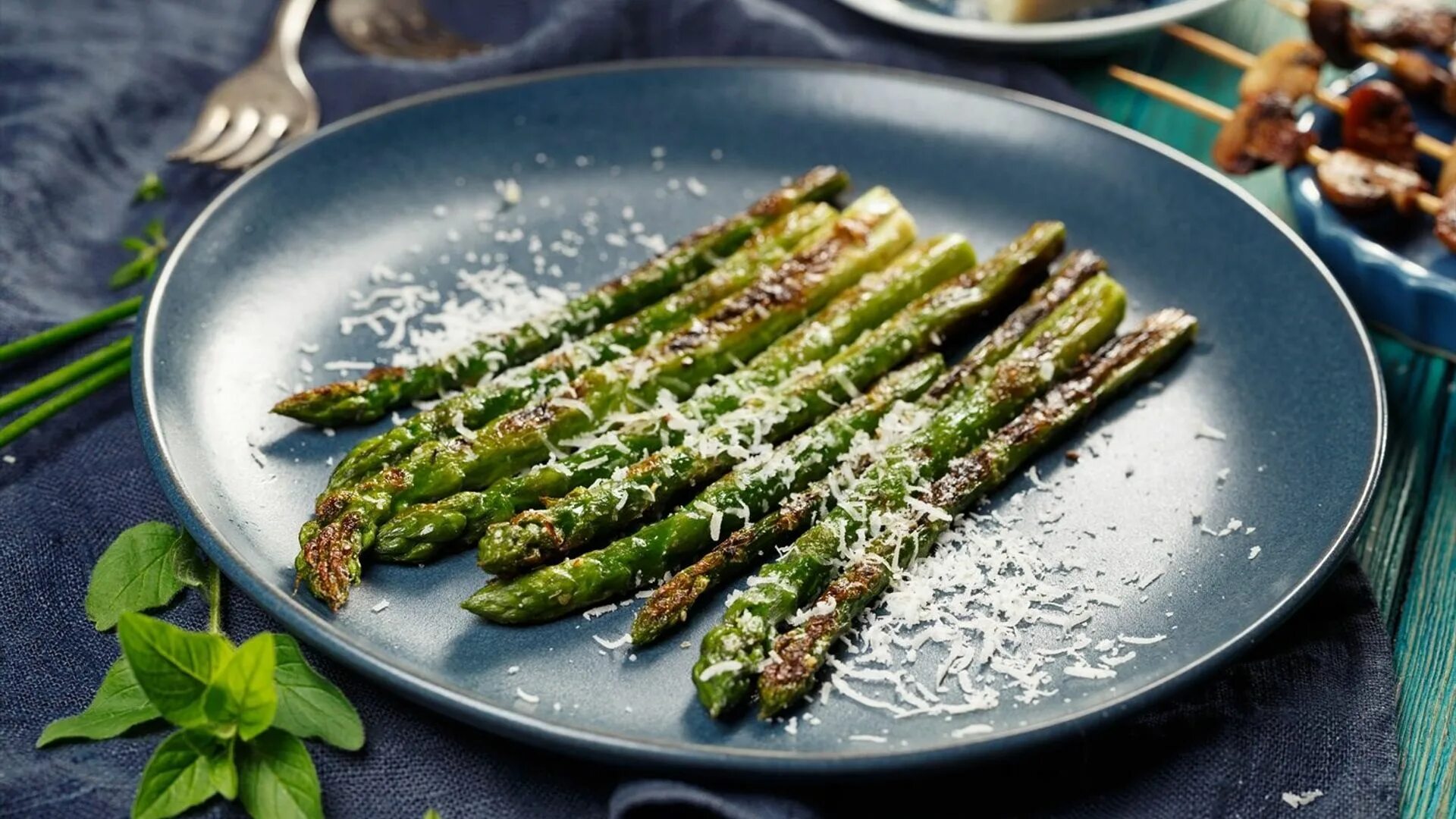 Спаржа с кунжутом. Спаржа жареная. Спаржа обжаренная. Варка спаржи. Готовим спаржу зеленую на сковороде.