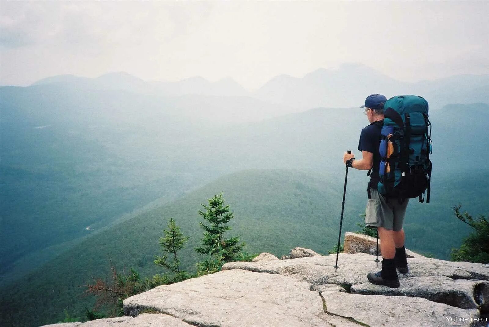 Затратят туристы путь идти. Туристский поход. Турист с рюкзаком. Затратят туристы путь идти. Рюкзак путешественника.