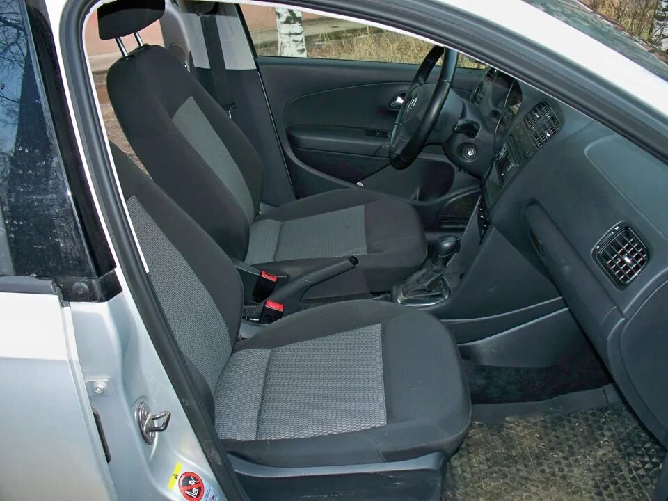 Volkswagen Polo sedan 2013 задние сиденья. Фольксваген поло салон сиденья. Фольксваген поло задний сиденье 2011г. Volkswagen Polo салон задние сиденья.