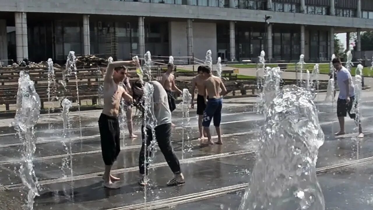Я эту девочку в фонтане искупаю