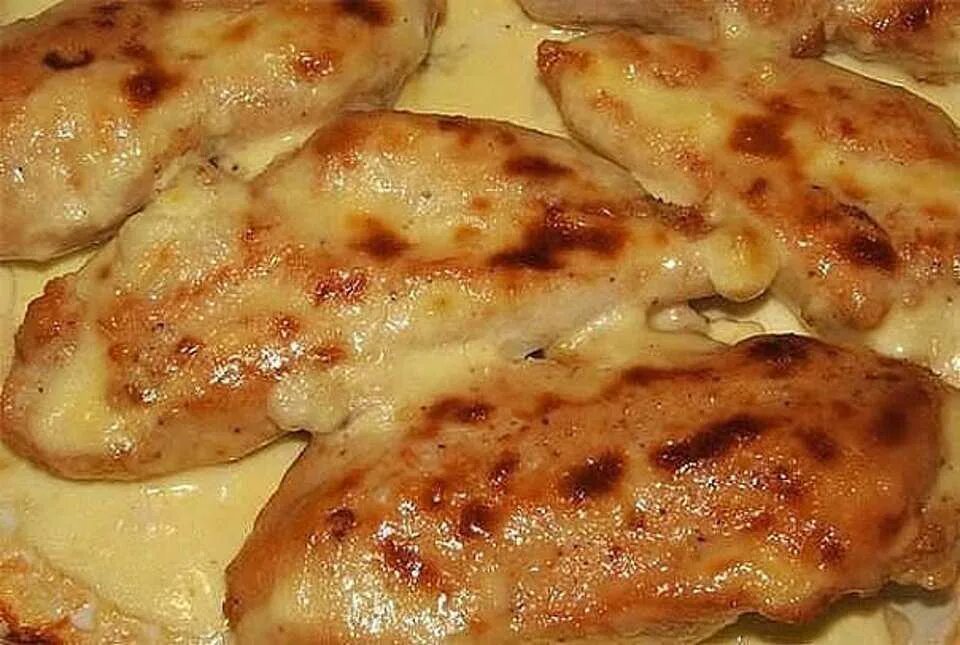 Куриные грудки в кефире на сковороде. Куриная грудка в кефире. куриная грудка запеченная в кефире. куриная грудка в кефире в духовке. куриная грудка в кефире с чесноком.