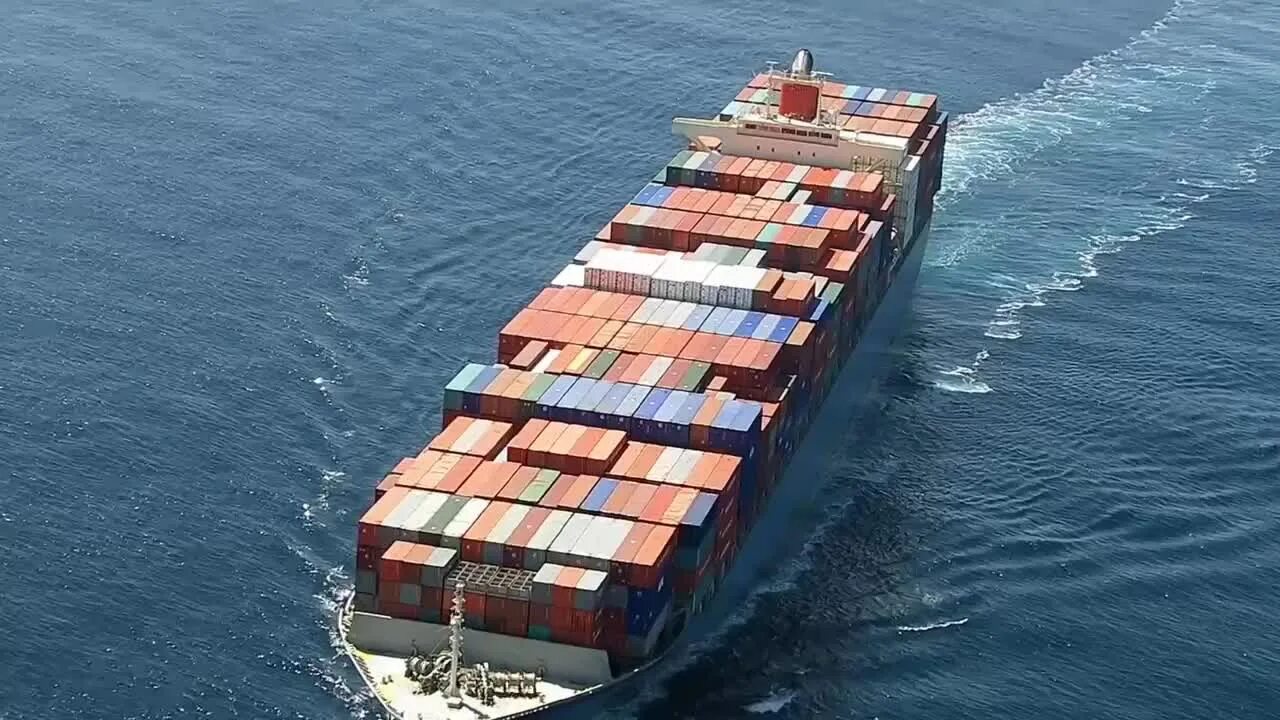 Корабль перевозящий контейнеры. Ship the product. Ship the product. Сколько контейнеров помещается на океанское судно. Средний грузовой корабль.