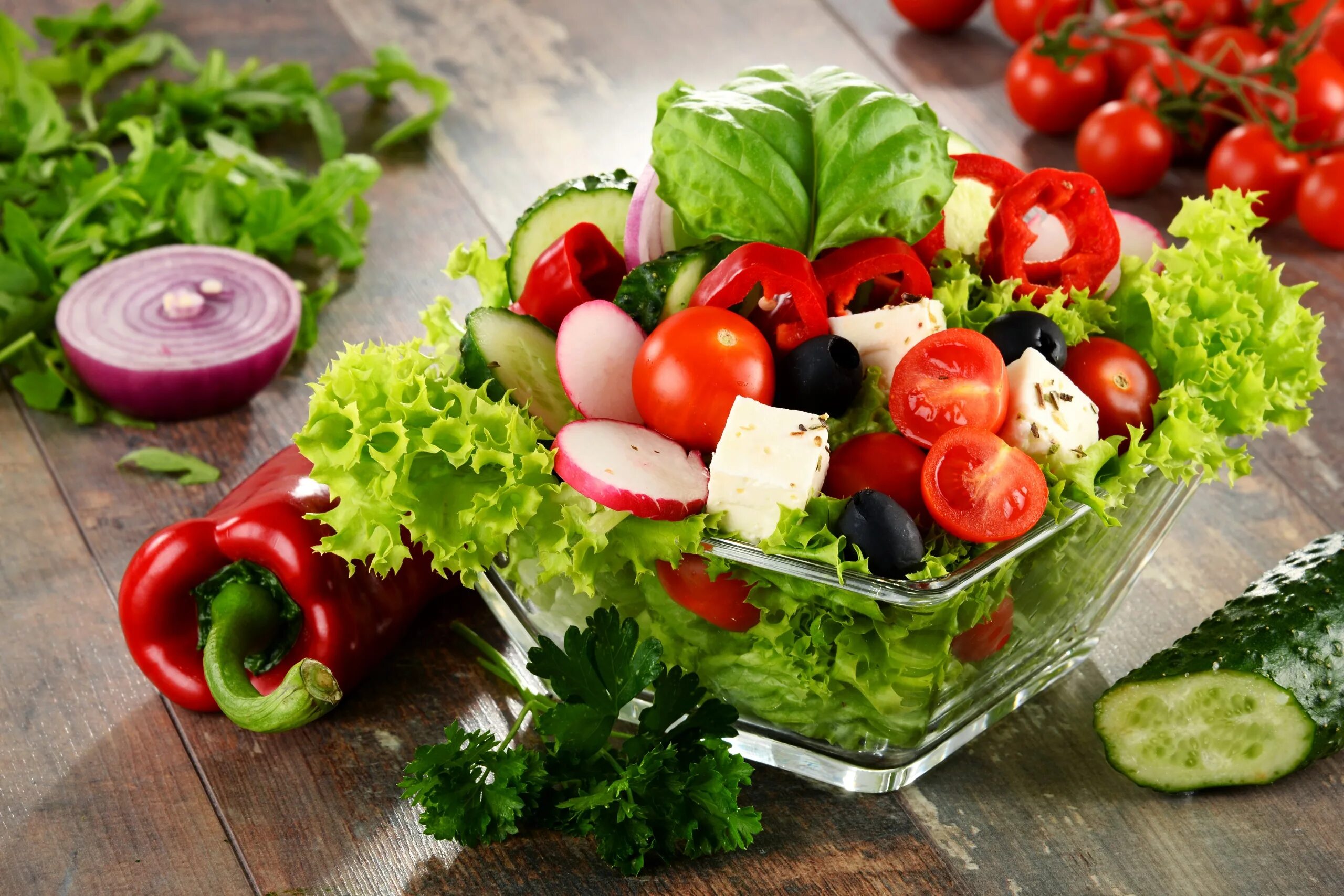 Овощной салат. Салат из сырых овощей. Полезные блюда из овощей. Овощной салат картинки.