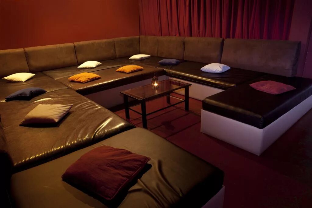 Кровать в клубе. Свинг комнаты. Клуб винтаж москва. Свинг комната. Свинг-клуб адам и ева на улице удальцова.