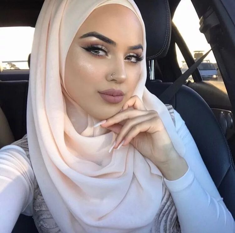 Арабские женщины дома фото. Sabrine maghnie в хиджабе. sabrine khammassi. арабские женщины в хиджабах. красивые арабки без хиджаба.