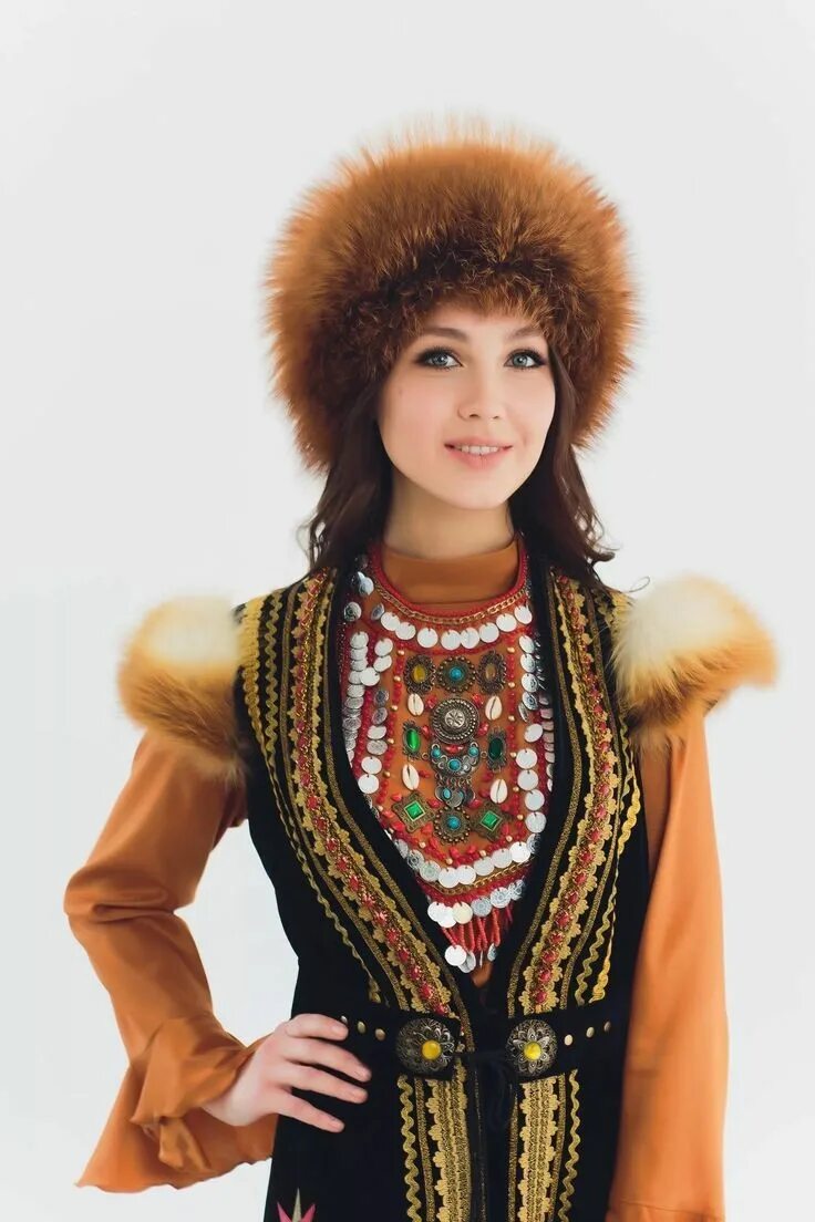Башкиры внешность башкирии. Башкиры внешность женщины. Одри мусин башкирка. Какую деталь во внешности башкирца отмечает автор. Башкирский национальный костюм женский.