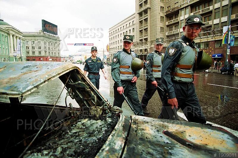 2 июня 2002. Погром на Манежной площади 2002. Беспорядки в Москве 2002 на Манежной площади. Беспорядки на Манежной площади 2010.