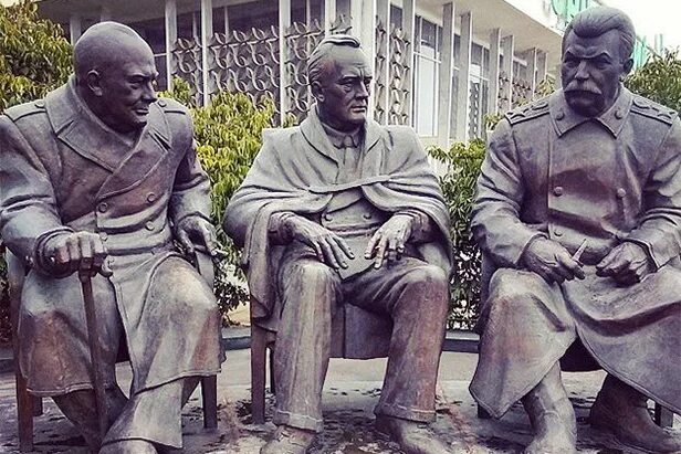 Памятник рузвельту. Памятник сталину, рузвельту и черчиллю. Памятник рузвельту. Памятник рузвельту в вашингтоне. Памятник сталину рузвельту и черчиллю в ливадии.