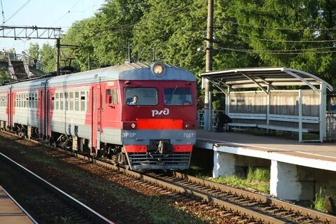 Электричка стоит на месте