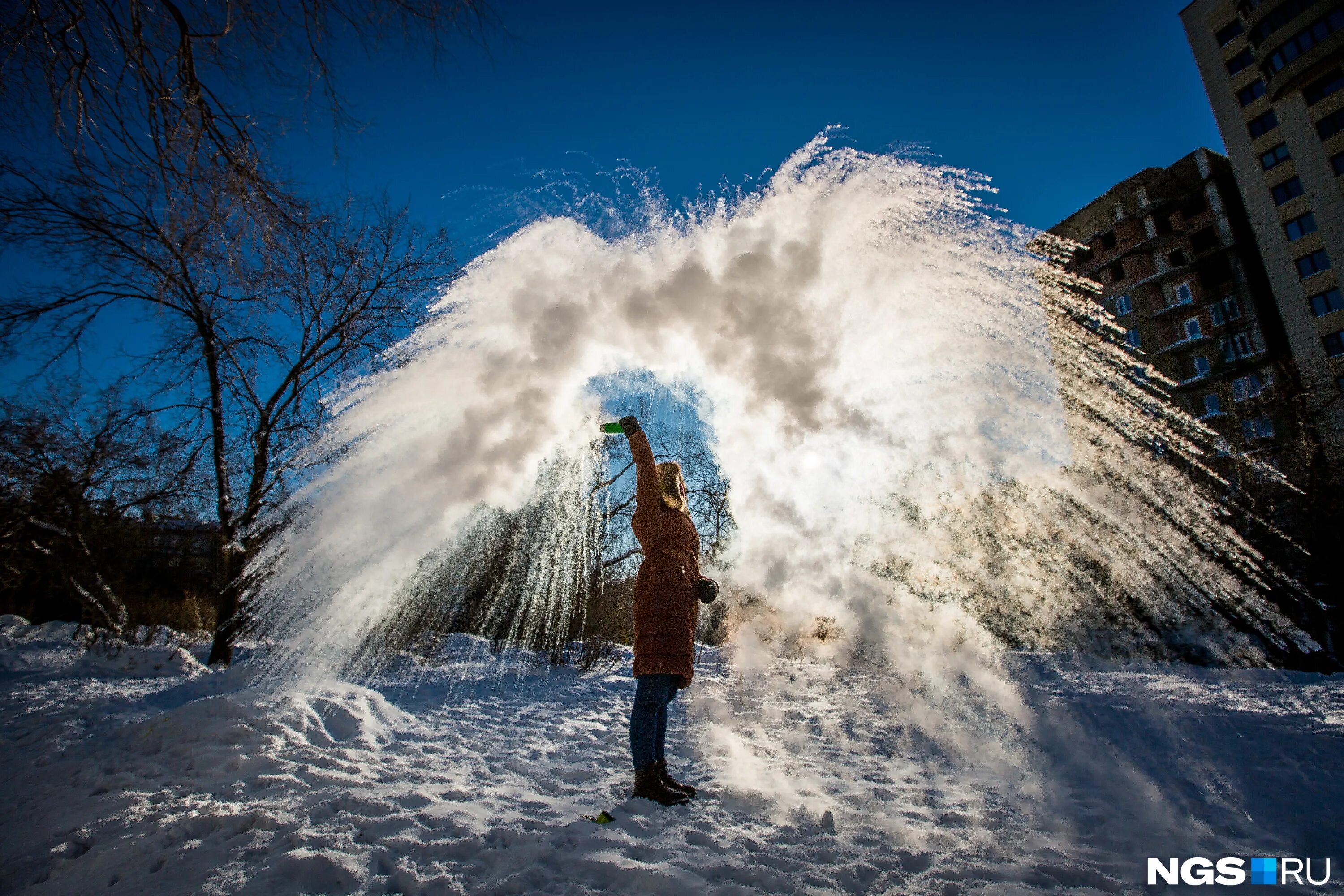 При какой температуре кипяток превращается в снег. Горячая вода на морозе. Струя снега. Кипяток на морозе. Кипяток на морозе.