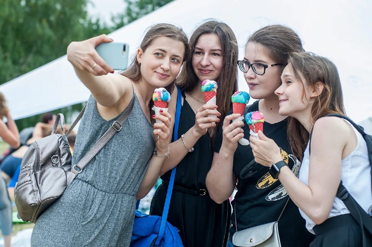 26 день молодежи. Молодежь Москвы. День молодежи Москва. Молодежь в парке. Активная молодежь.