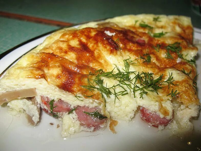 Рецепт запеканки с колбасой и сыром. Запеканка с колбасой. запеканка с колбасой и сыром. картофельная запеканка с колбасками. запеканка с колбасой и сыром в духовке.