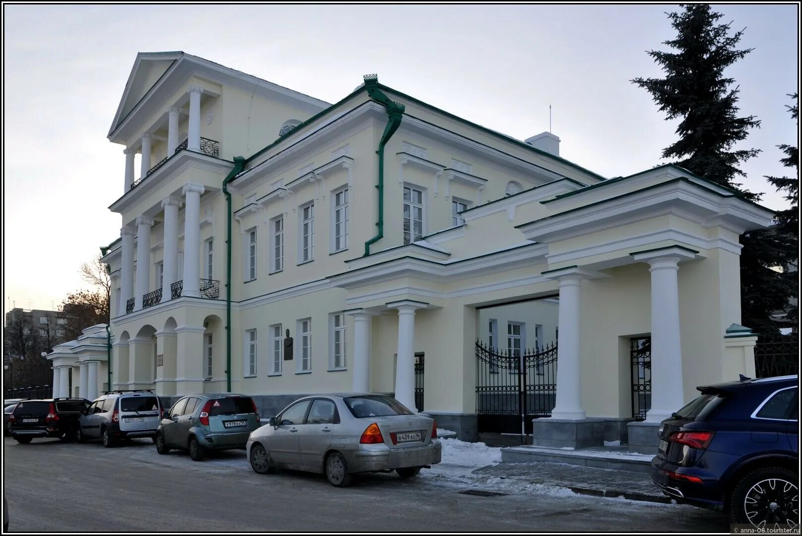 Дом генерала глинки екатеринбург. Свердловская областная больница 2 екатеринбург. Набережная рабочей молодежи екатеринбург. Поликлиника на набережной рабочей молодежи екатеринбург. Набережная рабочей молодежи 3.