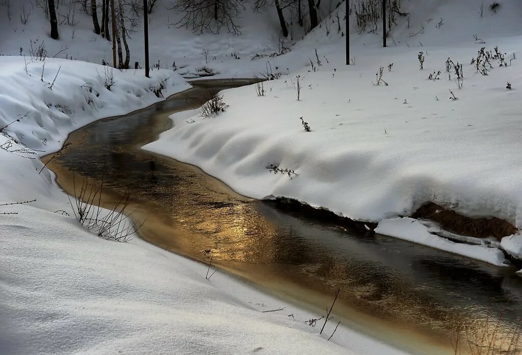 озеро покрытое льдом. речка подо льдом вода. зимняя река подо льдом. скрылись подо льдом большие и малые реки. лед на реке.