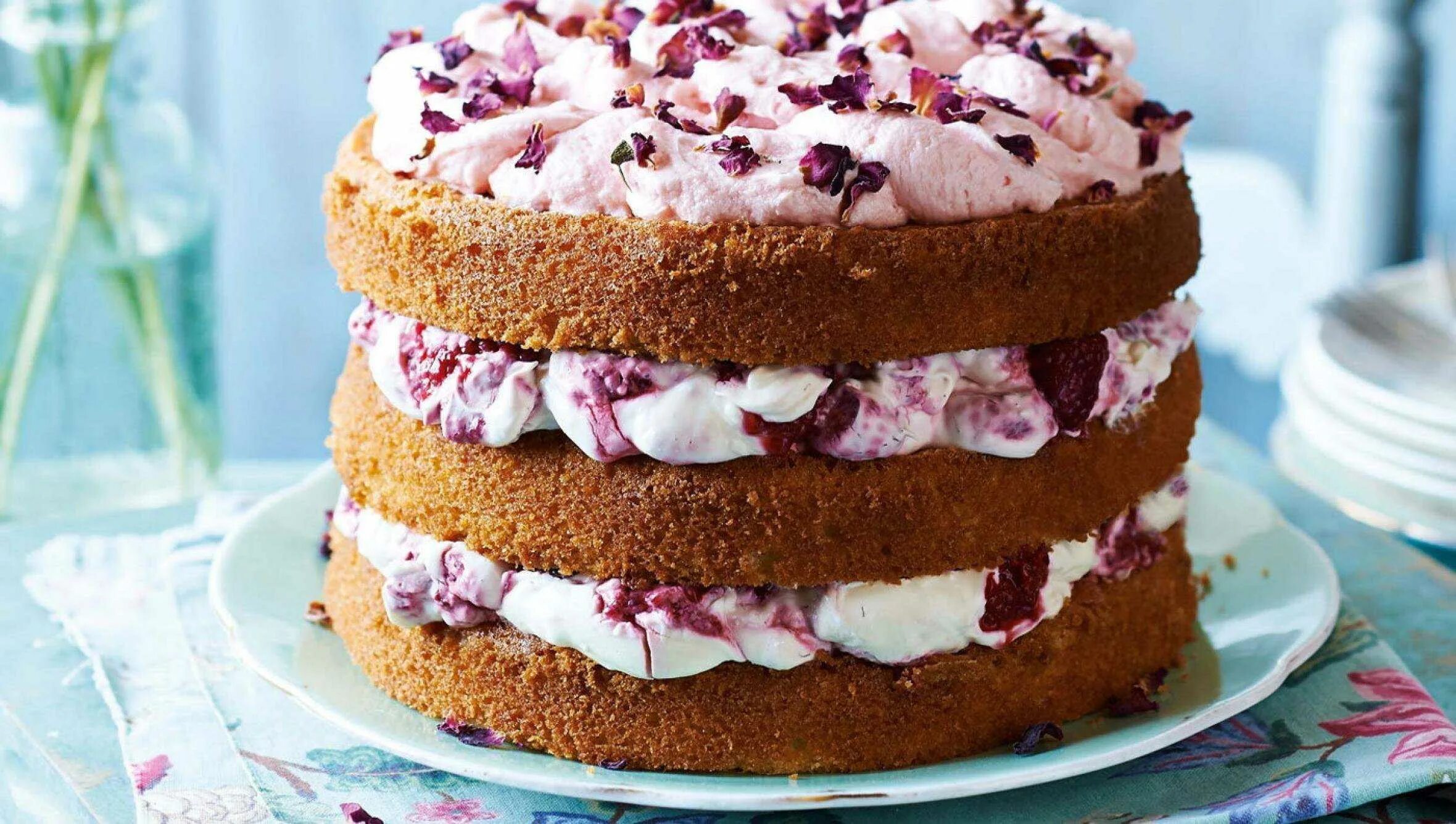 Бисквит для торта. Красивые торты. Крем для бисквитного торта. Торт бисквитно кремовый. Бисквитное пирожное с клубникой.