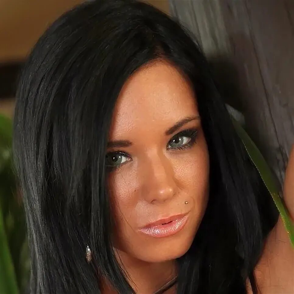 Красивые брюнетки. Эшли булгари 2022. Русскую загорелую брюнетку. Mareeva vivien фотомодель. Девушки с красным загаром на лице.