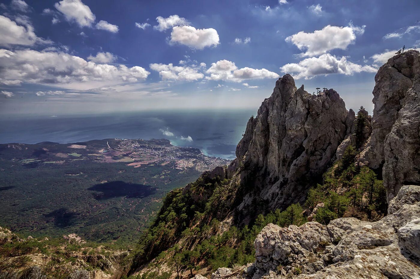 Ай Петри Крым. Гора ай Петри и Демерджи. Ай Петри Крым лес. Крым Алушта гора Петри. Природная красота крыма