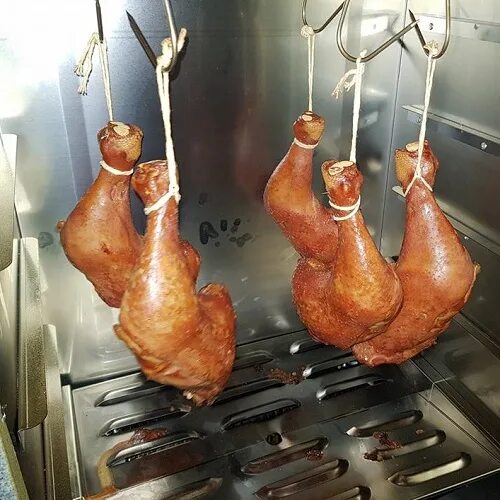 Копчение птицы. Копченая курочка. Копченая курочка. Копчение птицы. Цыплята корнишоны копченые.