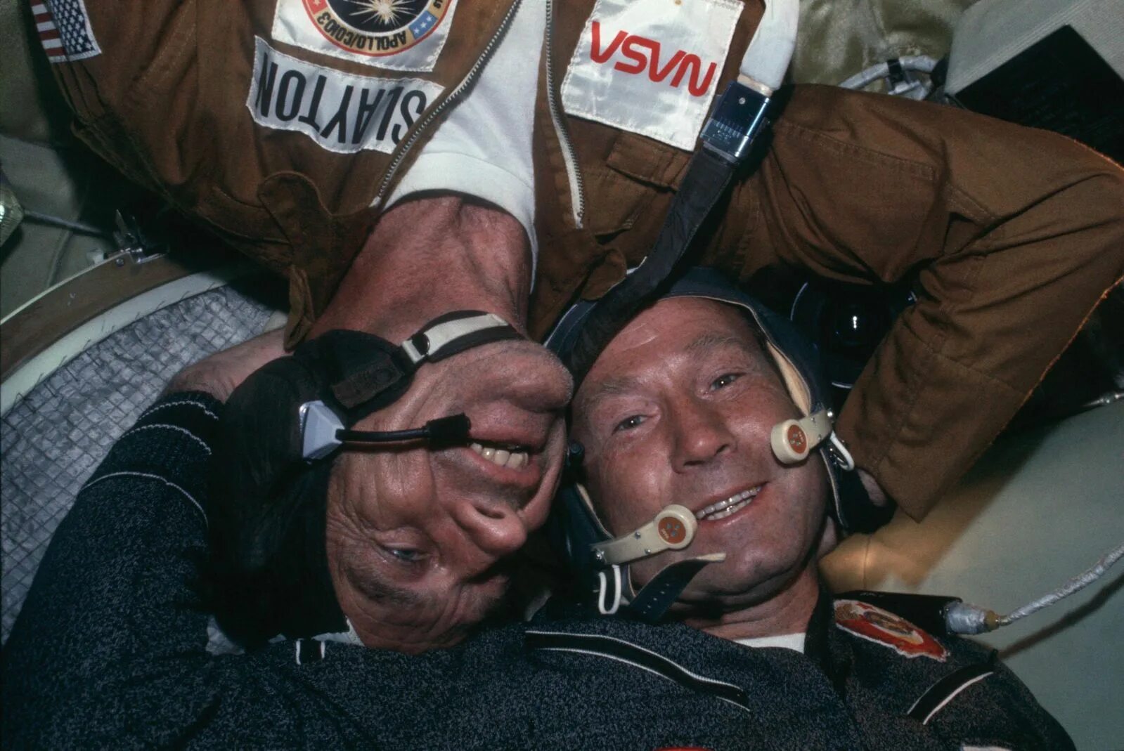 Леонов космонавт в космосе Союз Аполлон. Мертвые космонавты в космических кораблях. Сколько погибло космонавтов в ссср
