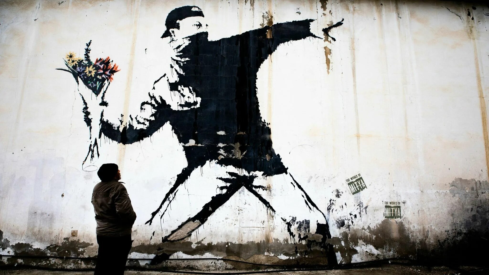 Какой бэнкси. Мурал Бэнкси. Бэнкси картины против войны. Бэнкси граффити Бэнкси.