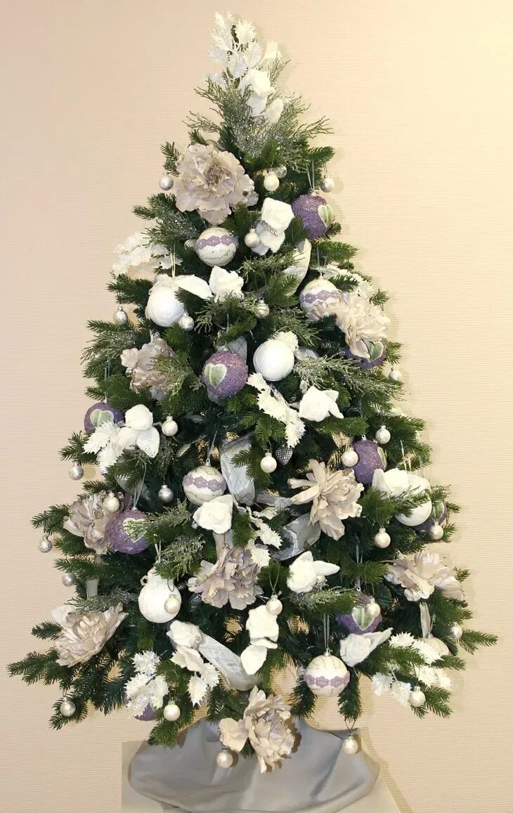 Украшение елки в белом цвете. Украшение интерьера к новому году. Елка в белом стиле. Елка в белых цветах. Новогодняя елка с белыми игрушками.