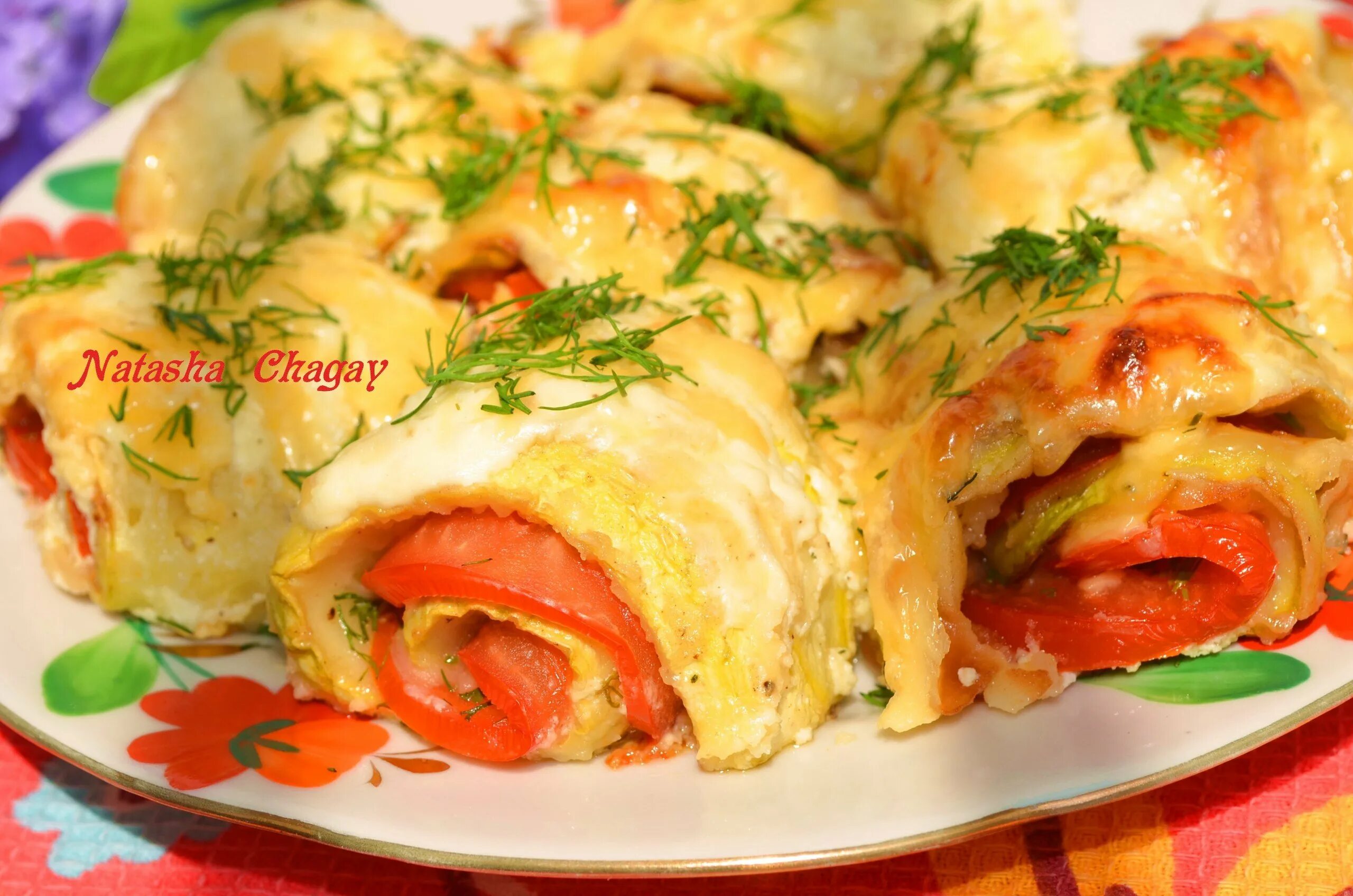 Рулетики с сыром и чесноком. Рулетики из цукини с сыром фета. Необычные закуски. Рулетики из цукини с сыром. Рулет из кабачков с помидорами.