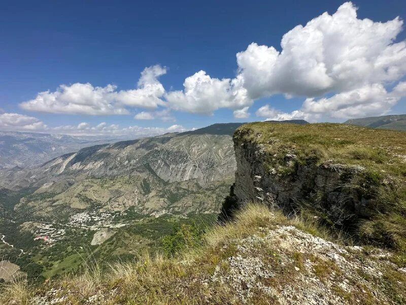 Люсе-фьорд норвегия прекестулен. Язык тролля норвегия панорама. Музыкальная гора близ горы опера в норвегии. Музыкальная гора близ горы опера в норвегии. Скала тобиаса в норвегии.