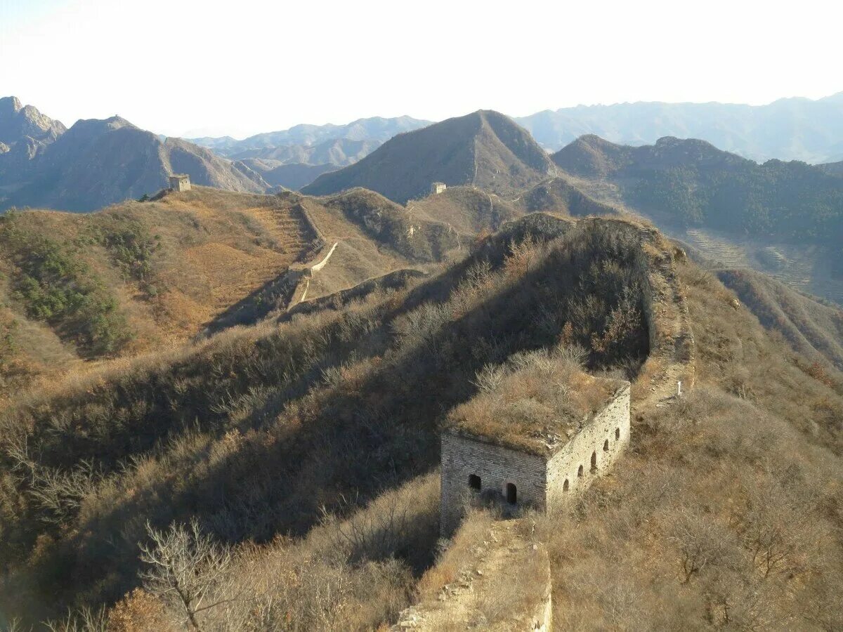 Части великой китайской стены. Великая китайская стена старые участки. Разрушенные части Великой китайской стены. Великая китайская стена разрушенная. Великая китайская стена невосстановленный участок стены.