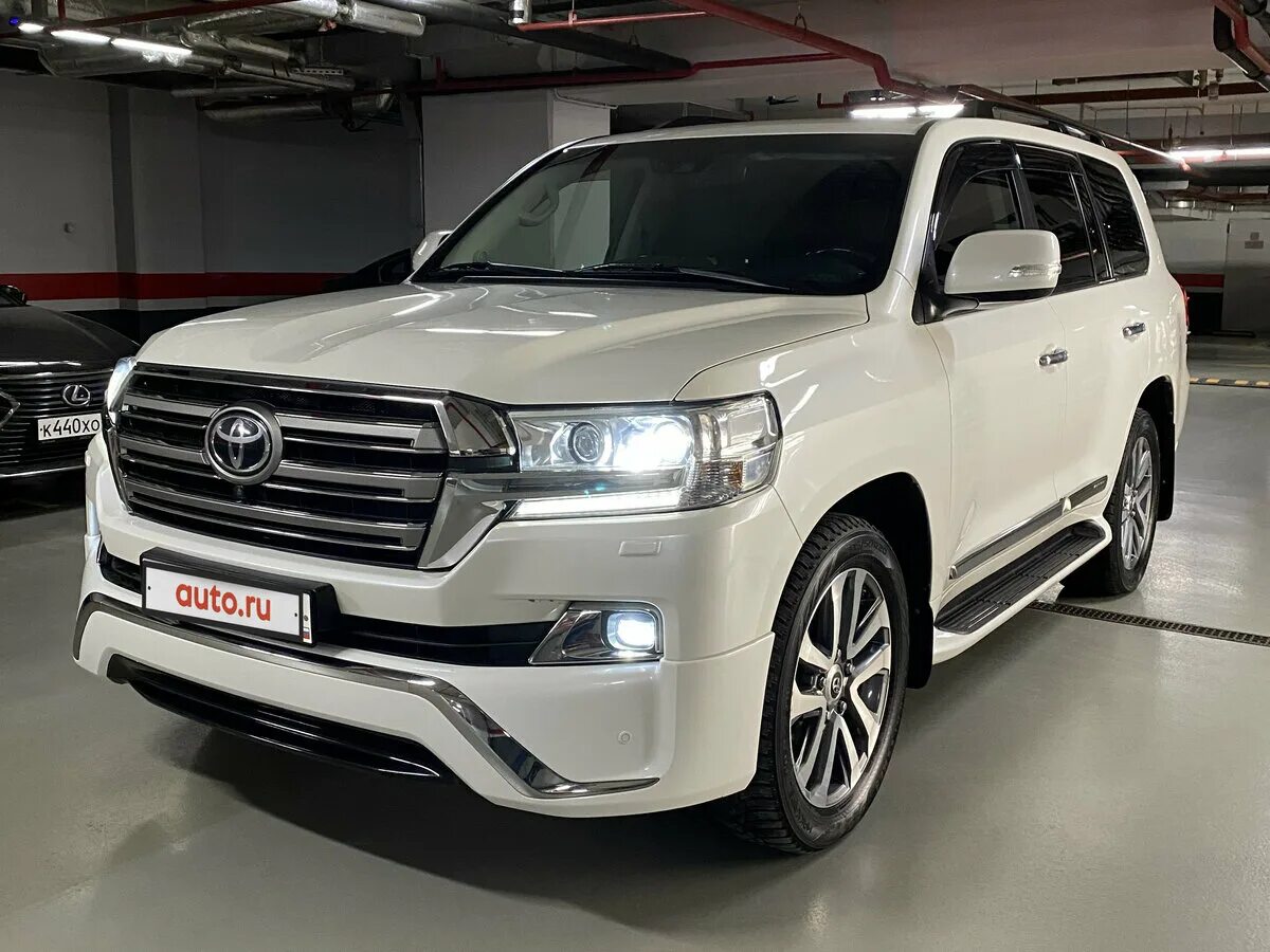 Тойота крузер 250 купить. Toyota Land Cruiser 200 белый. Тойота ленд Крузер 200 2016 белый. Тойота ленд Крузер 200 2021 белый. Тойота ленд Крузер 200 белый 2017.