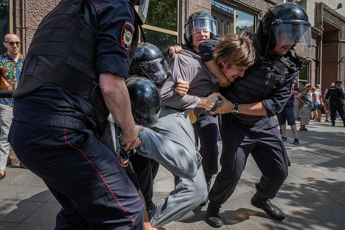 Зачинщики беспорядков. Полиция белоруссии на митингах. Пресечение массовых беспорядков. Беспорядки на манежной площади. Непал теракт в 2004 году беспорядки.