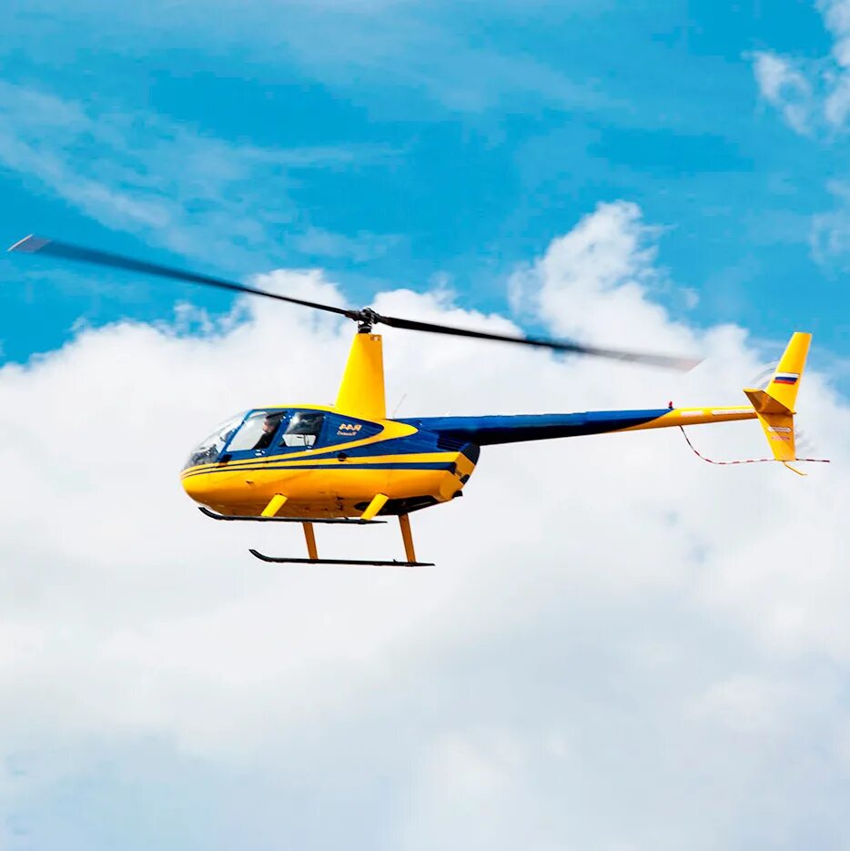 полет над спб robinson r44. москва с вертолета. вертолет над городом. красный вертолет летает над москвой сейчас. в москве летают вертолеты сейчас.