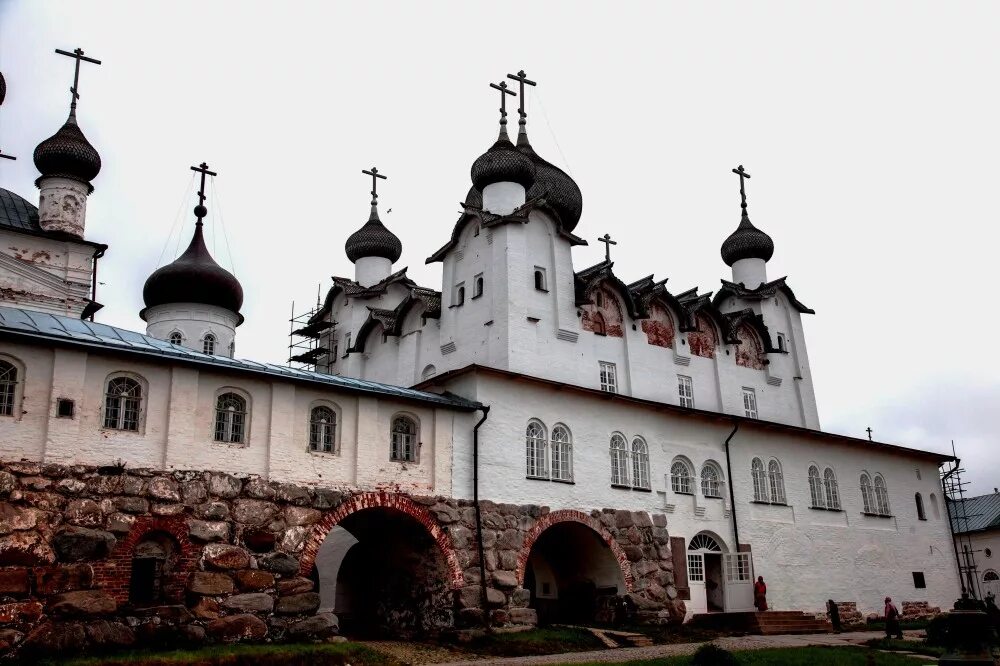 Православный монастырь 5. Соловецкий монастырь Соловецкий. Соловецкий лагерь и Соловецкий монастырь. Свято Преображенский монастырь Соловки. Монастырская тюрьма Соловков.