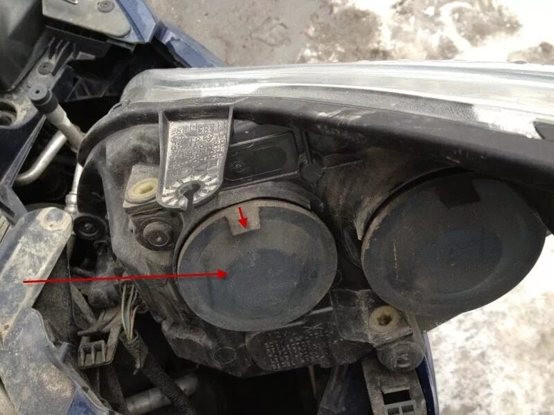 Как поменять лампочку на форде 2. Крепление лампочки ближнего света форд фокус 2. Форд фокус 2 крепление лампы ближнего света. Лампочка ближнего света форд фокус 2 рестайлинг. Лампочка ближнего света форд фокус 2.