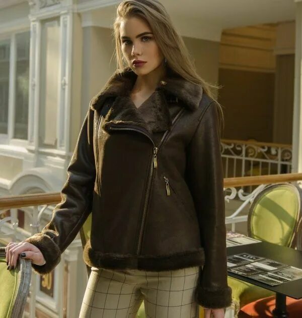 Коричневая дубленка. Дубленка коричневая женская. Темно коричневая дубленка. Ьемнокоричневая дублёнка. Дубленка acne studios коричневая.