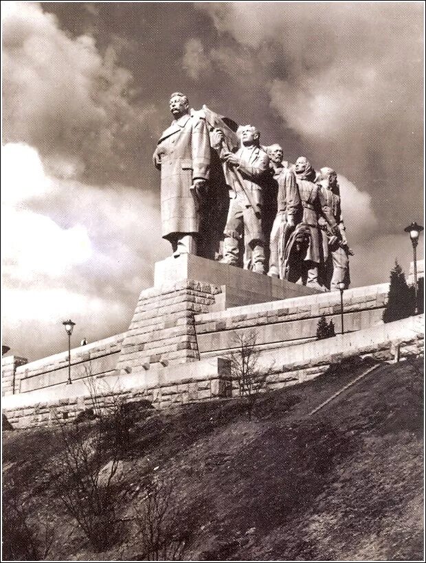 Памятник сталину в праге. Памятник сталину в праге (1955—1962). памятник сталину в праге 1955 год. монумент сталина в праге.