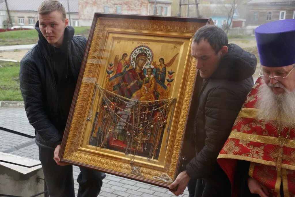 икона божией матери в новоспасском монастыре. икона всецарица в москве в новоспасском монастыре. новоспасский монастырь чудотворная икона всецарица. новоспасский монастырь иконы чудотворные. чудотворная икона всецарица в москве где находится.