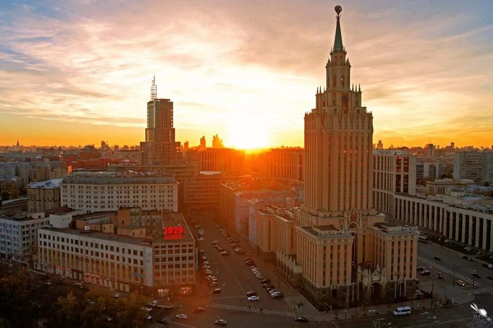 В москве их 7. Семь сестер москвы сталинские высотки. Москва высотки мгу сити. Сталинская высотка на павелецкой. 7 сталинских высоток в москве.