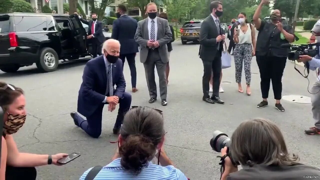 Джо байден и вертолет. Байден. Джо байден здоровается с невидимкой фото. Джо байден во весь рост. Сын джо байдена хантер.