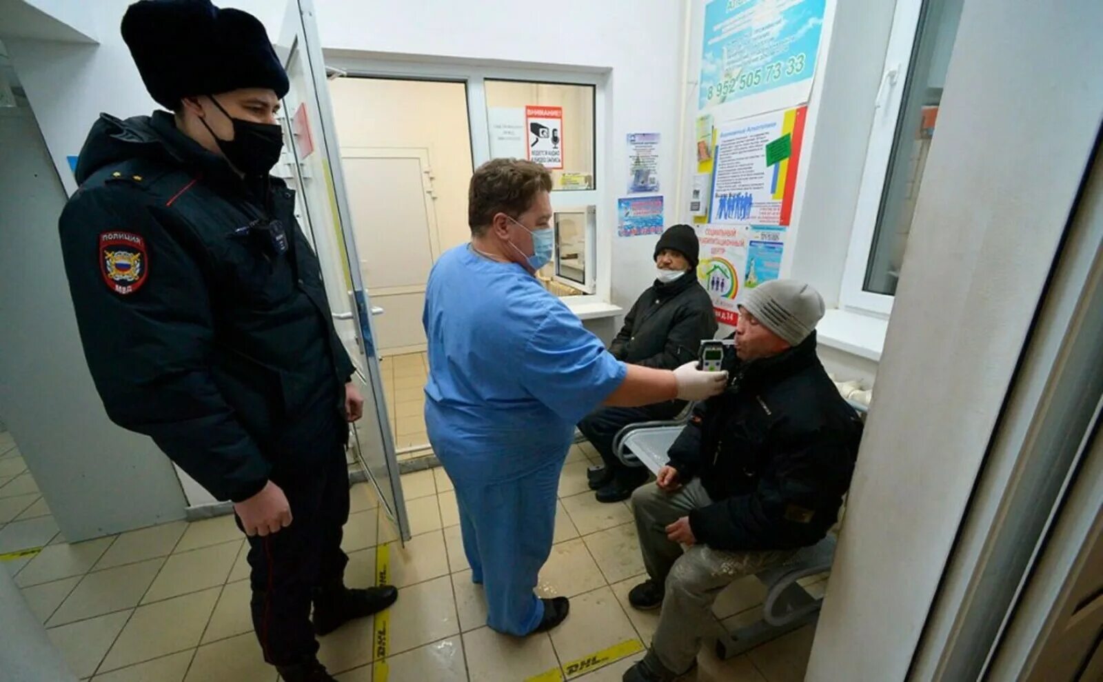 Разбойное нападение следователь. Доставление в полицию. Был доставлен полицией. Был доставлен полицией. Доставление в отдел полиции.