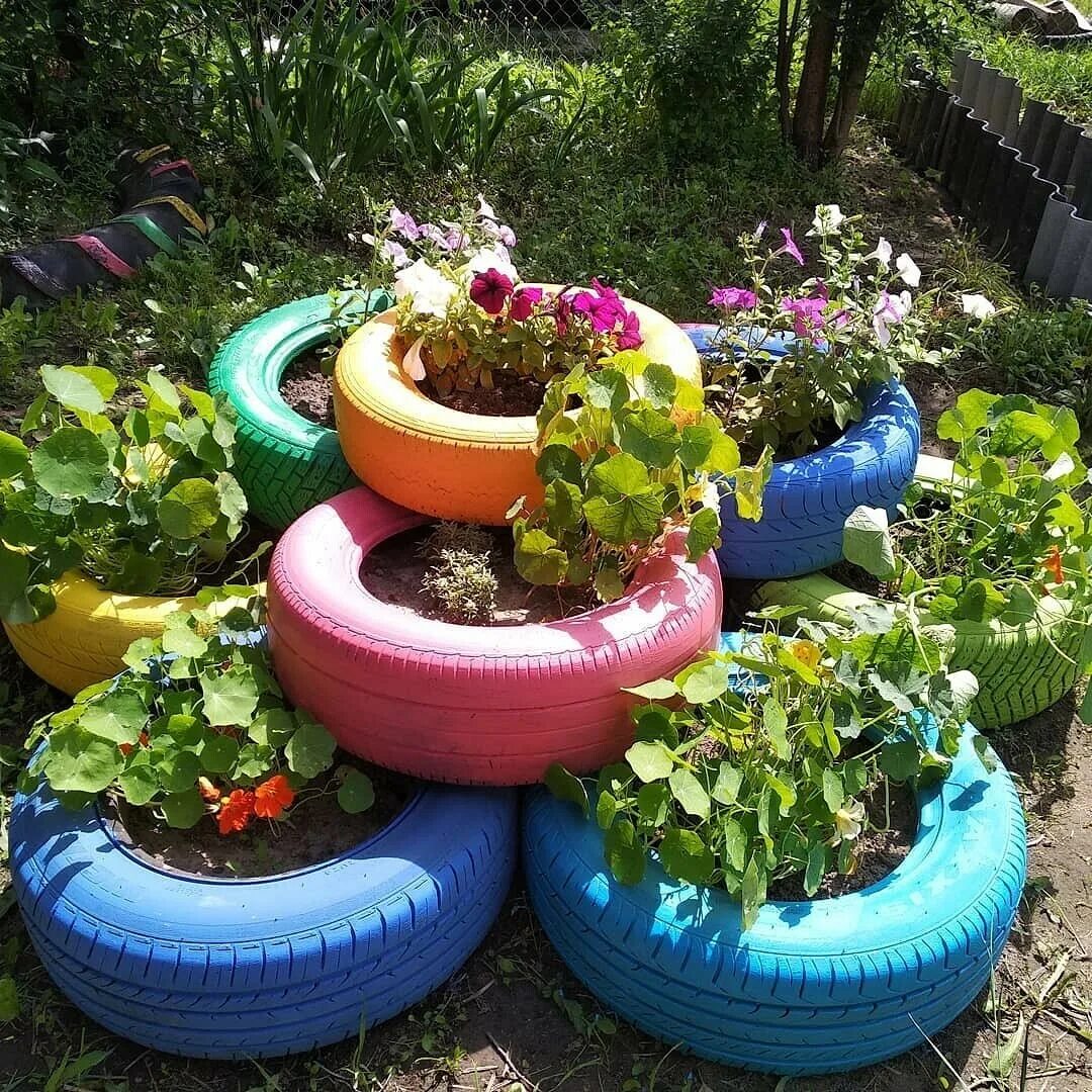 Клумбы своими руками из подручных. Клумбы из подручных материалов. клумбы из подручных материалов своими руками. цветочные клумбы из подручных материалов. клумбы на даче из подручных материалов.