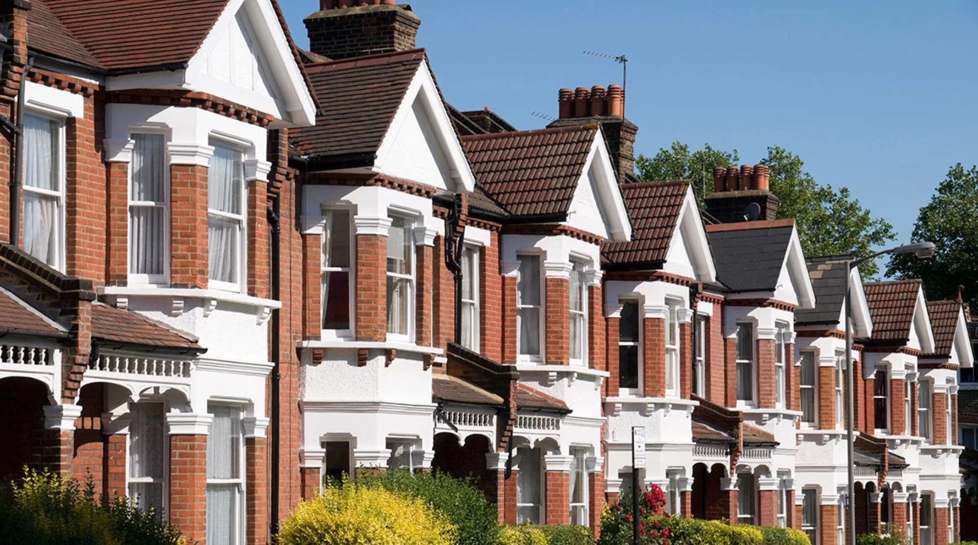 Housing in uk. Terraced Houses (Row House) Англии. Townhouse в Англии. A Terrace House в Англии. Таунхаус в Кенсингтоне, Лондон,.