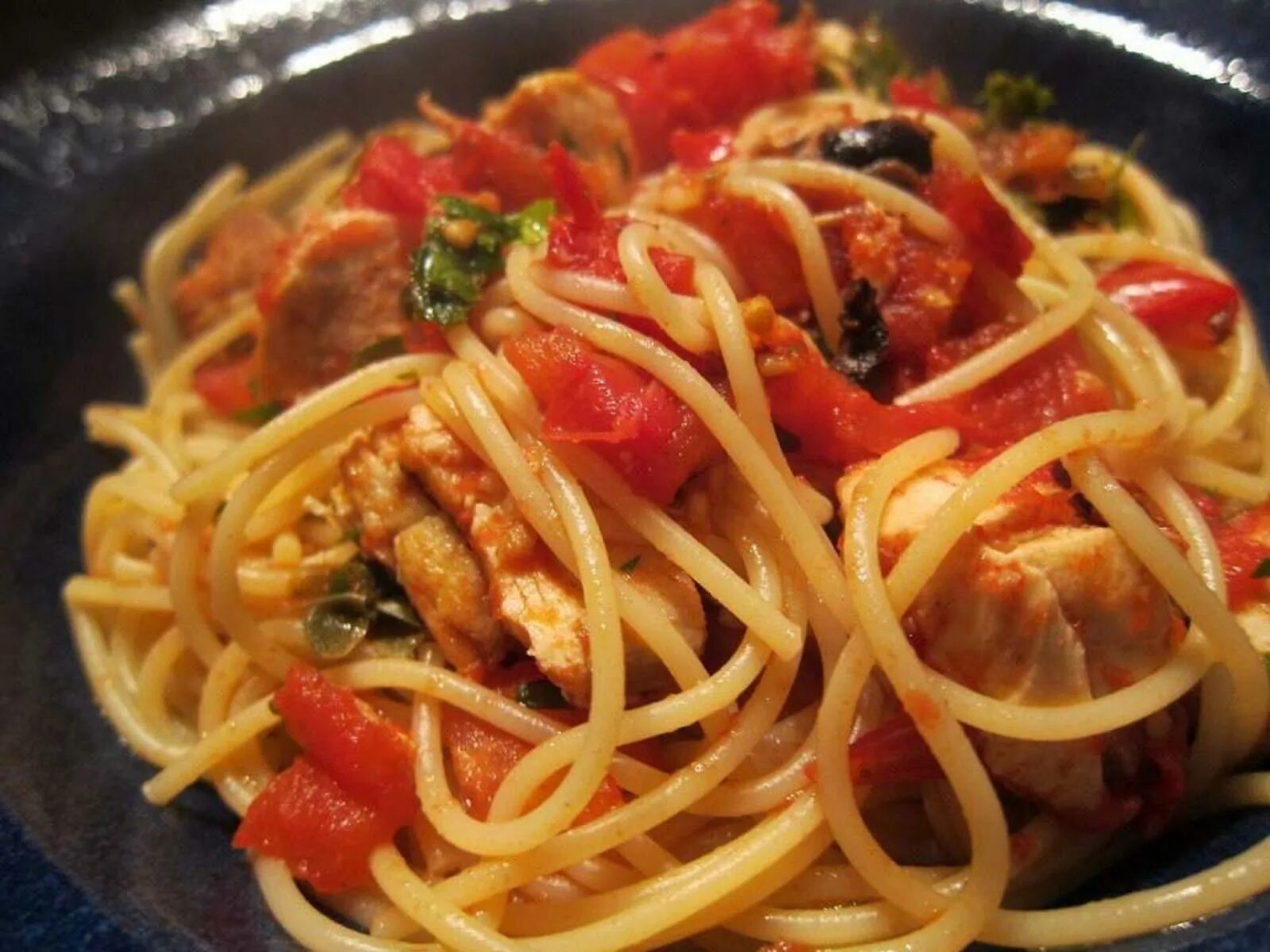 спагетти в духовке с томатной. спагетти в сливочно-томатном соусе. спагетти в духовке с томатной. спагетти с сыром и томатной пастой. спагетти с фетой и помидорами черри.