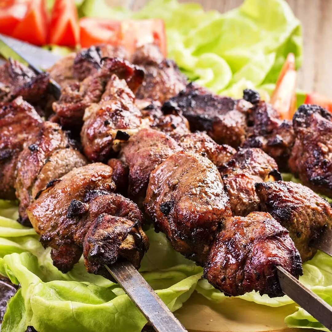 вкусный шашлык. шашлык из свинины на мангале. мцвади шашлык по-грузински. шашлык из свинины. шашлык бешпанджа.