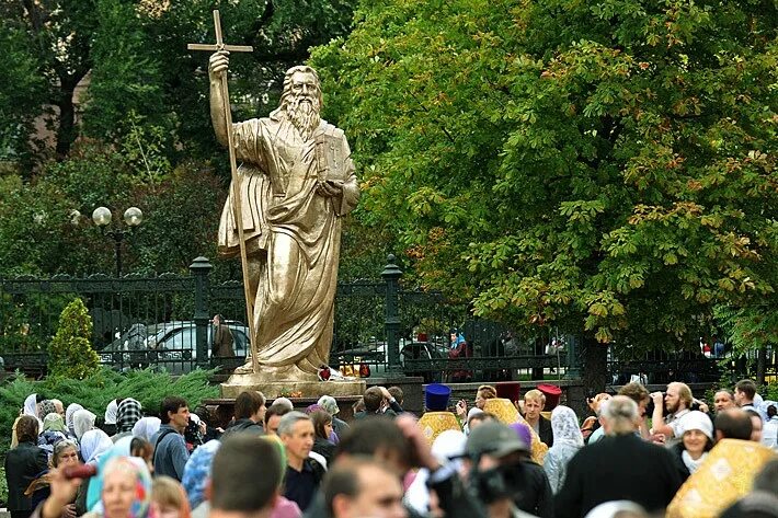 Памятник апостолу. Памятник андрею первозванному в донецке.. апостол андрей памятник в донецке. апостол андрей скульптура. памятник апостолу андрею в киеве.