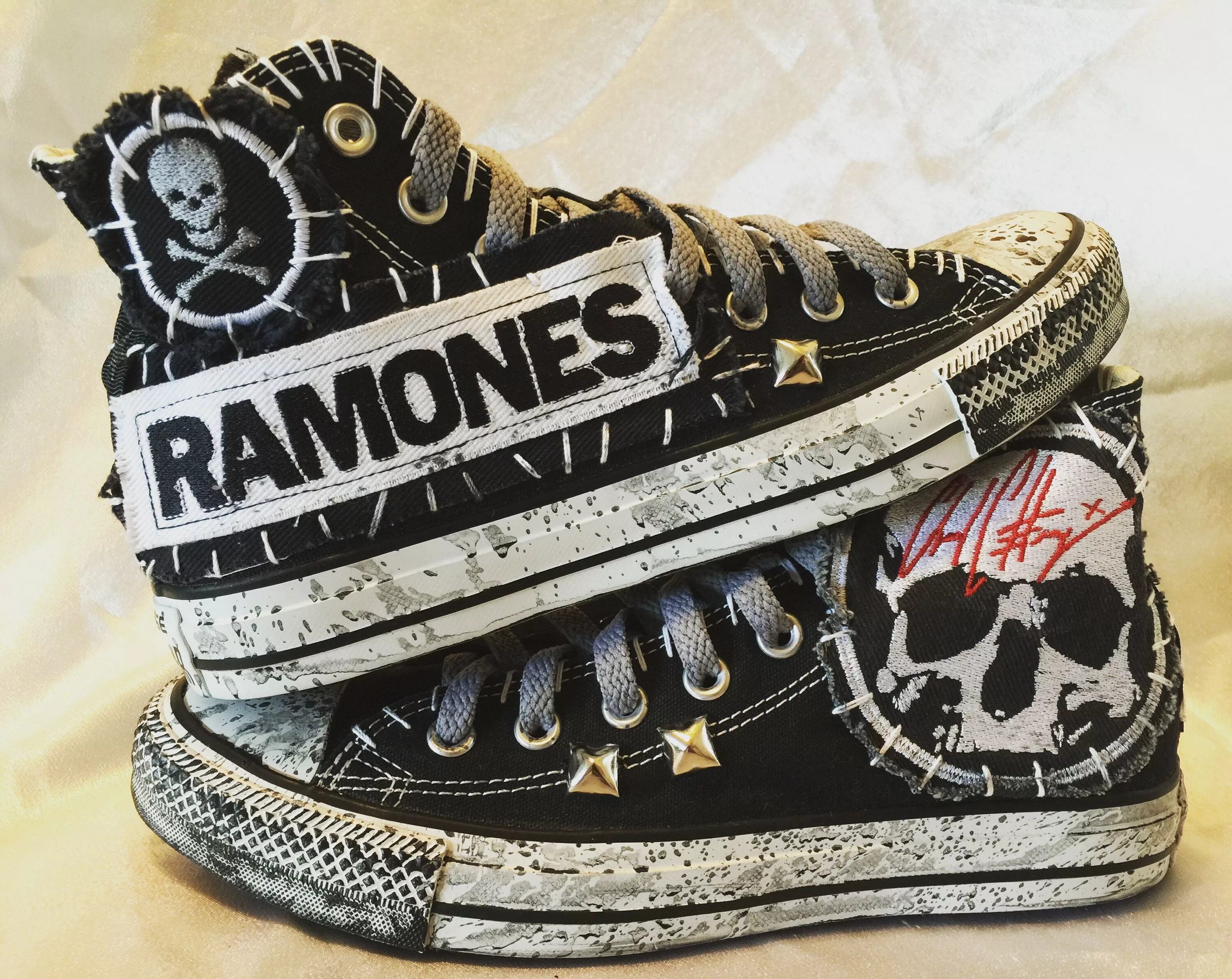 Надписи на подошве. Кеды конверс Punk Rock. Кеды Converse Ramones. Кастом конверс. Конверс панк стиль.