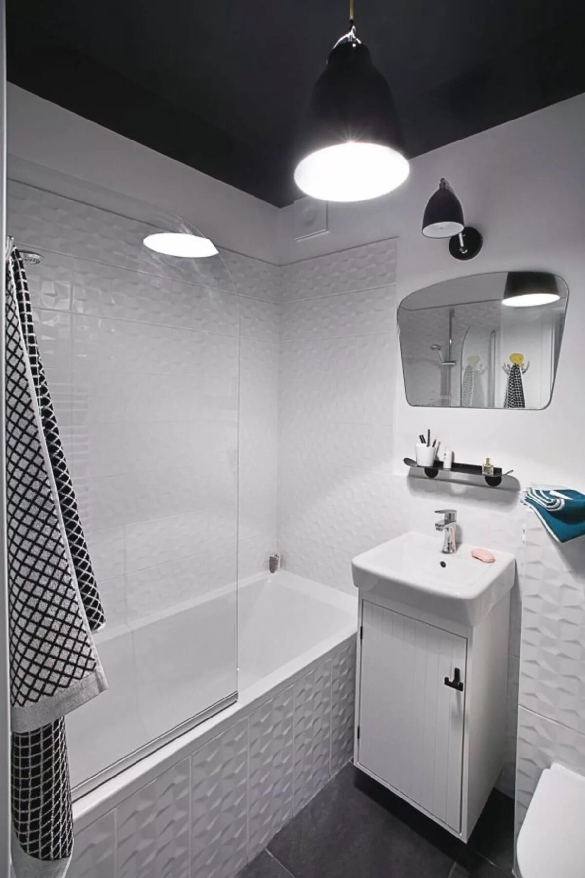 Белый потолок в ванной. Черно-белая ванная комната. Белая ванная комната. Черно белый санузел. Черно белая ванная комната маленькая.