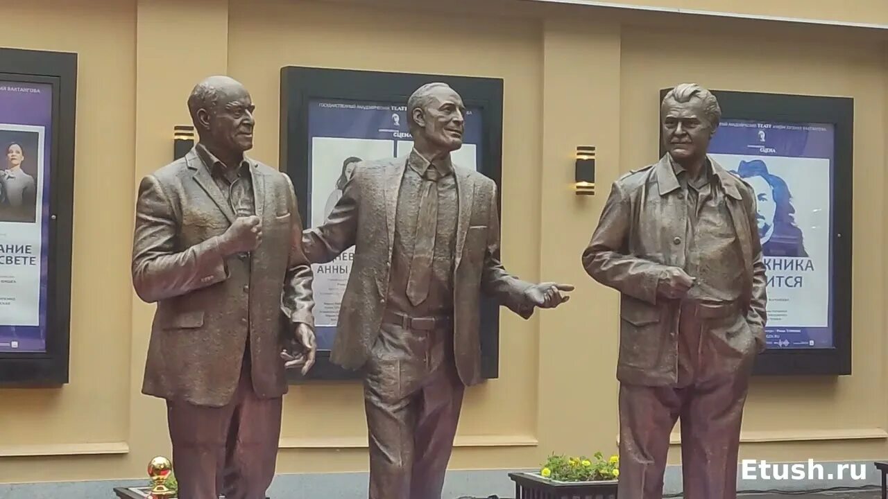 Памятник этушу лановому и яковлеву в москве. Памятник лановой этуш. Памятник лановой этуш. Памятник юрию яковлеву. Памятник этушу лановому и яковлеву в москве.