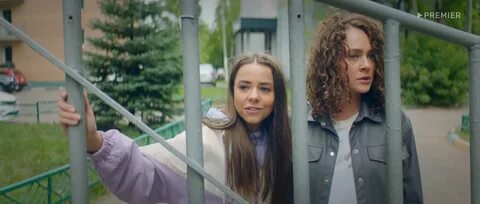 Евгения Калинец и Аглая Тарасова в сериале "Вика-ураган" (2023). 